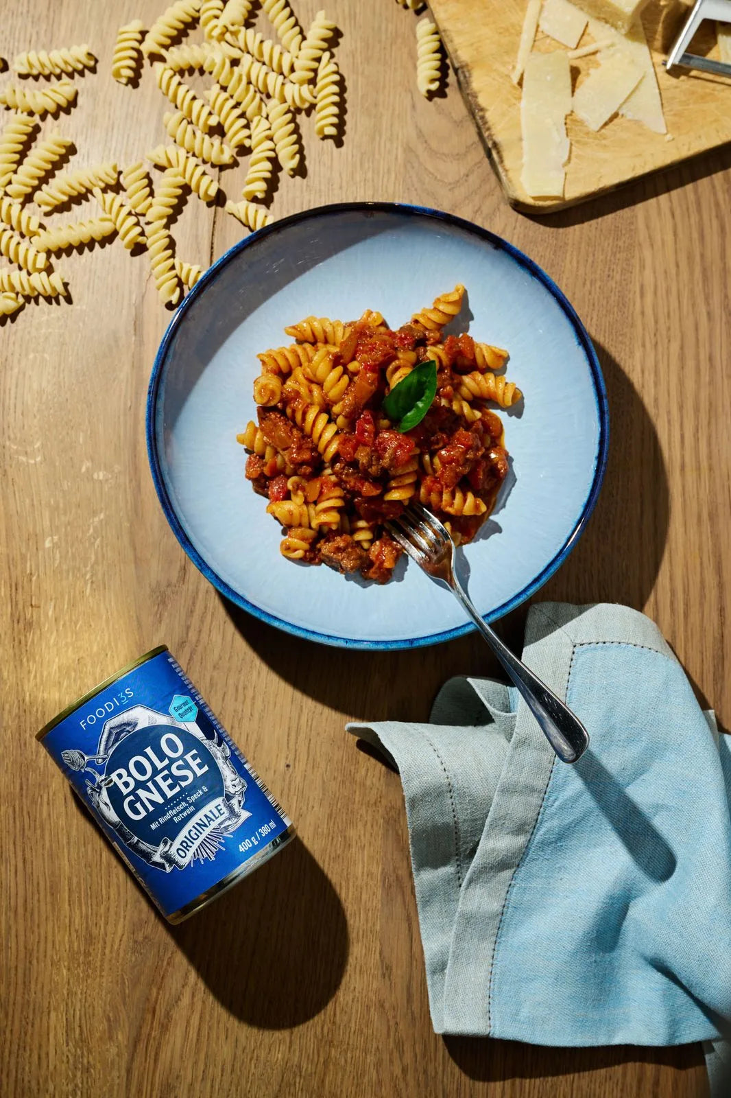 Fusilli mit Originale Bolognese auf dem Teller, daneben die Dose Originale